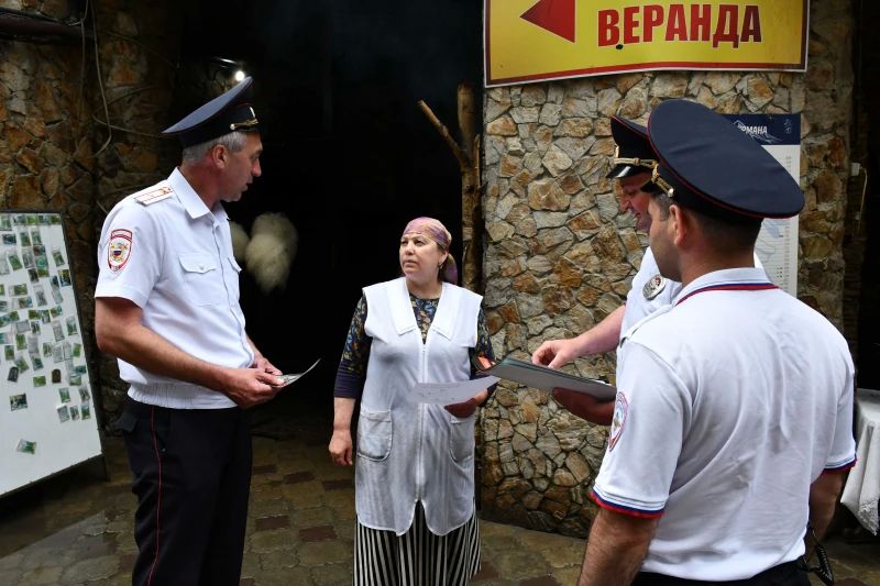 В Чегемском районе полицейские усилили бдительность туристов и местных жителей против мошенников В Чегемском районе полицейские усилили бдительность туристов и местных жителей против мошенников