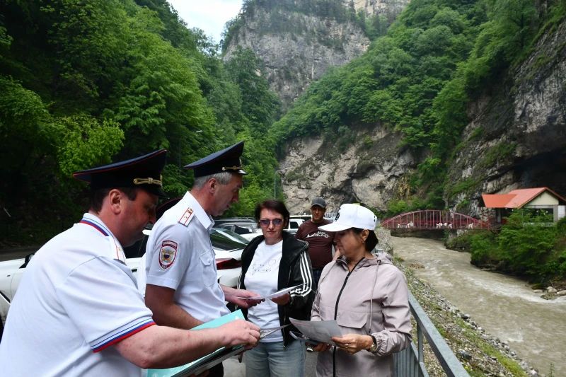 В Чегемском районе полицейские усилили бдительность туристов и местных жителей против мошенников В Чегемском районе полицейские усилили бдительность туристов и местных жителей против мошенников