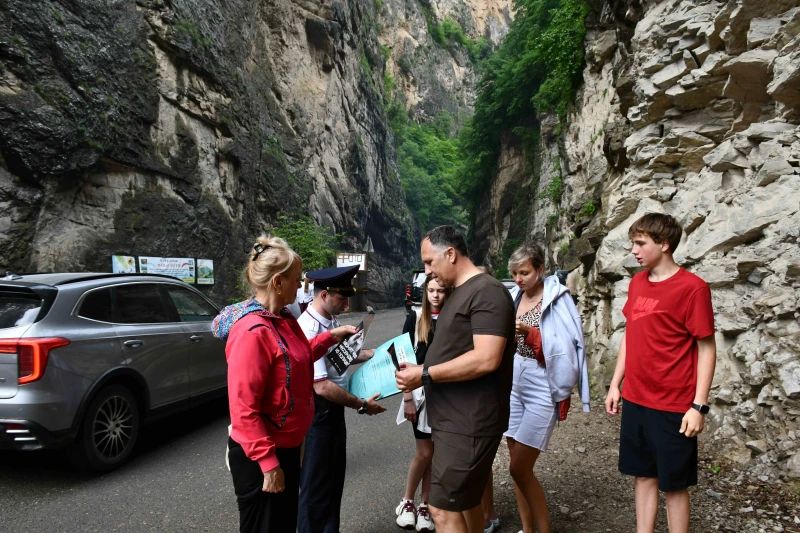 В Чегемском районе полицейские усилили бдительность туристов и местных жителей против мошенников В Чегемском районе полицейские усилили бдительность туристов и местных жителей против мошенников