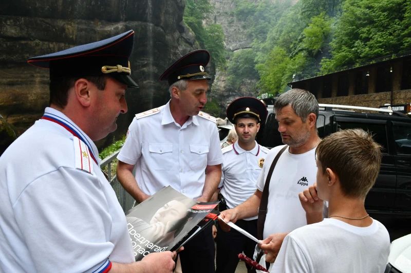 В Чегемском районе полицейские усилили бдительность туристов и местных жителей против мошенников В Чегемском районе полицейские усилили бдительность туристов и местных жителей против мошенников