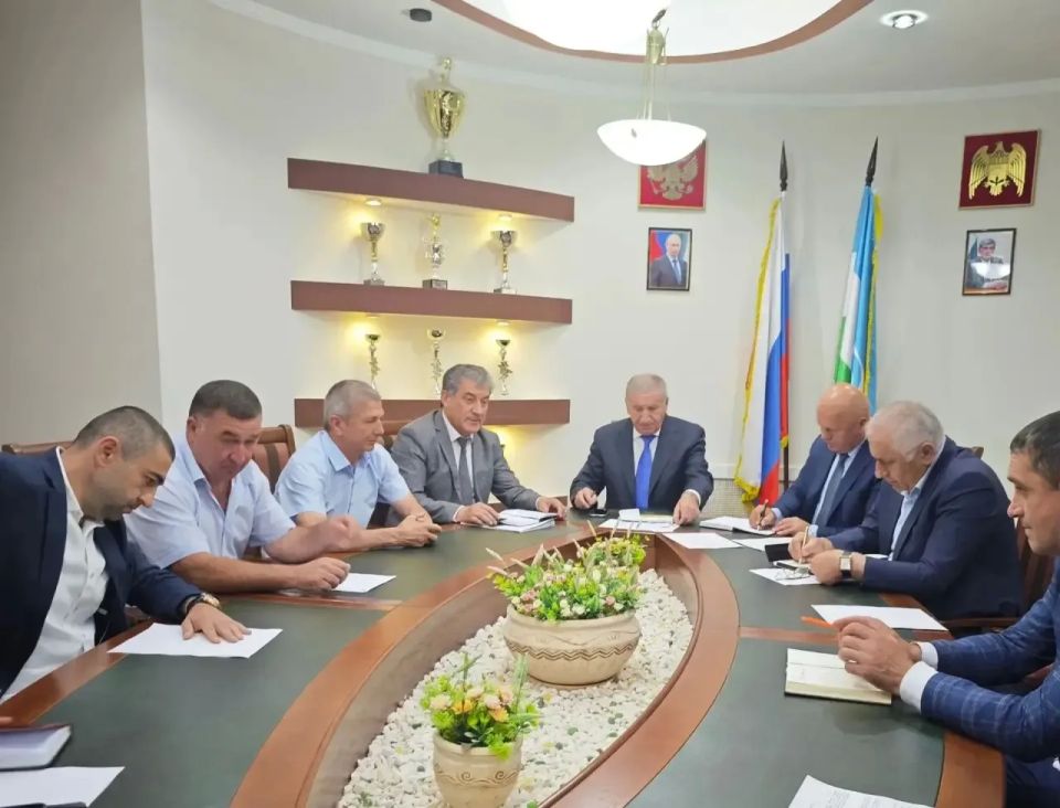 Сегодня глава Баксанского района Адиб Абрегов провел рабочее совещание с главами сельских поселений