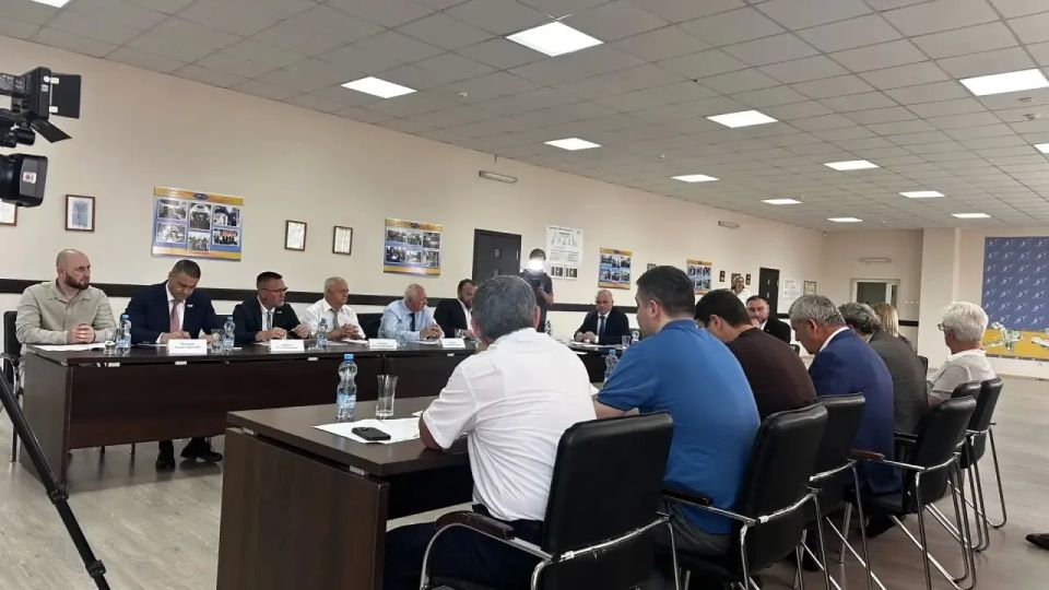 Наш корреспондент сообщает, что в эти минуты в Майском парламентарий проводит совещание по теме: «Развитие современных технологий и производства на примере ООО «Севкаврентген-Д»