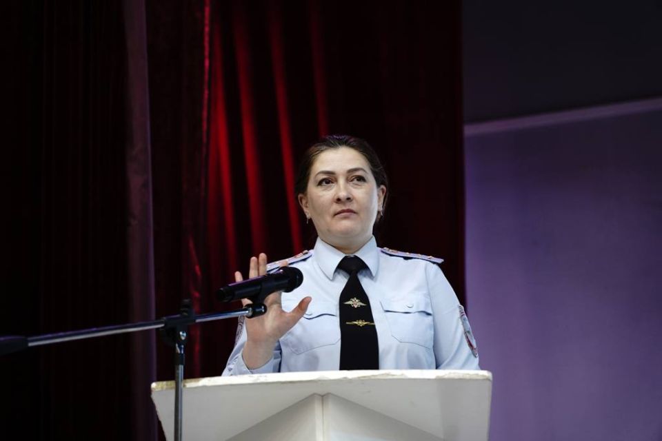 Сотрудники Управления Госавтоинспекции вместе с коллегами из УМВД России «Нальчик» и преподавателем Центра дополнительного профессионального обучения и подготовки «КБ ПСС» Мадиной Аброковой провели экспресс-тренинги по ПДД... Сотрудники Управления Госавтоинспекции вместе с коллегами из УМВД России «Нальчик» и преподавателем Центра дополнительного профессионального обучения и подготовки «КБ ПСС» Мадиной Аброковой провели экспресс-тренинги по ПДД...