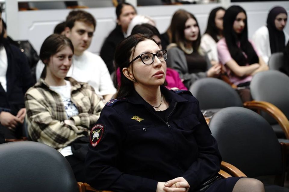 Сотрудники Управления Госавтоинспекции вместе с коллегами из УМВД России «Нальчик» и преподавателем Центра дополнительного профессионального обучения и подготовки «КБ ПСС» Мадиной Аброковой провели экспресс-тренинги по ПДД... Сотрудники Управления Госавтоинспекции вместе с коллегами из УМВД России «Нальчик» и преподавателем Центра дополнительного профессионального обучения и подготовки «КБ ПСС» Мадиной Аброковой провели экспресс-тренинги по ПДД...