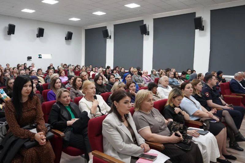 Свыше трехсот родителей Кабардино-Балкарии приняли участие в масштабном родительском собрании по вопросам детской безопасности Свыше трехсот родителей Кабардино-Балкарии приняли участие в масштабном родительском собрании по вопросам детской безопасности