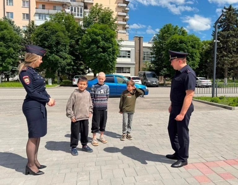 Полицейские и общественники Кабардино-Балкарии напомнили подросткам о правилах безопасности на каникулах Полицейские и общественники Кабардино-Балкарии напомнили подросткам о правилах безопасности на каникулах