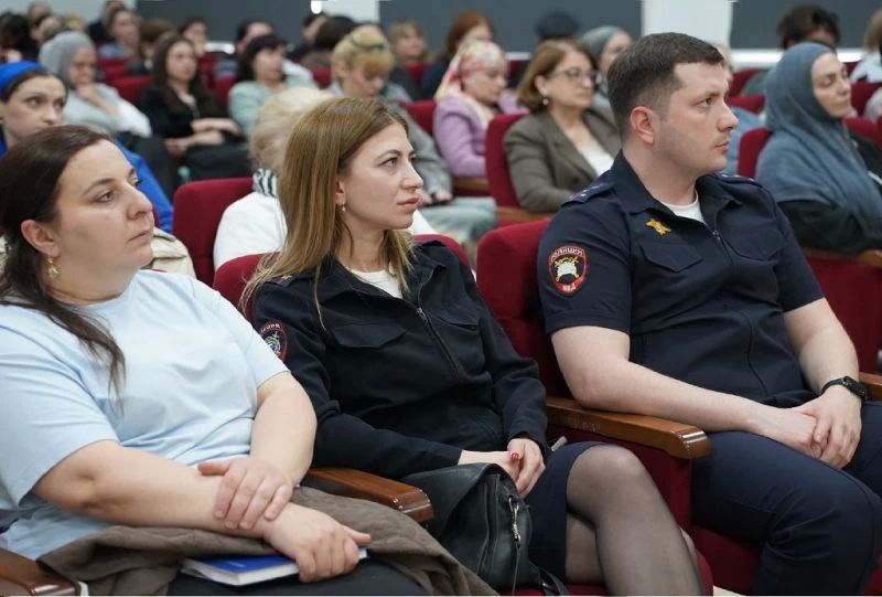 Свыше трехсот родителей Кабардино-Балкарии приняли участие в масштабном родительском собрании по вопросам детской безопасности Свыше трехсот родителей Кабардино-Балкарии приняли участие в масштабном родительском собрании по вопросам детской безопасности
