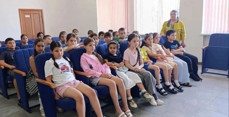 Полицейские и общественники Кабардино-Балкарии напомнили подросткам о правилах безопасности на каникулах Полицейские и общественники Кабардино-Балкарии напомнили подросткам о правилах безопасности на каникулах