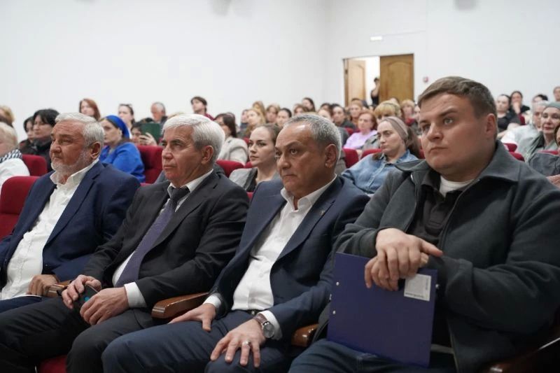 Свыше трехсот родителей Кабардино-Балкарии приняли участие в масштабном родительском собрании по вопросам детской безопасности Свыше трехсот родителей Кабардино-Балкарии приняли участие в масштабном родительском собрании по вопросам детской безопасности