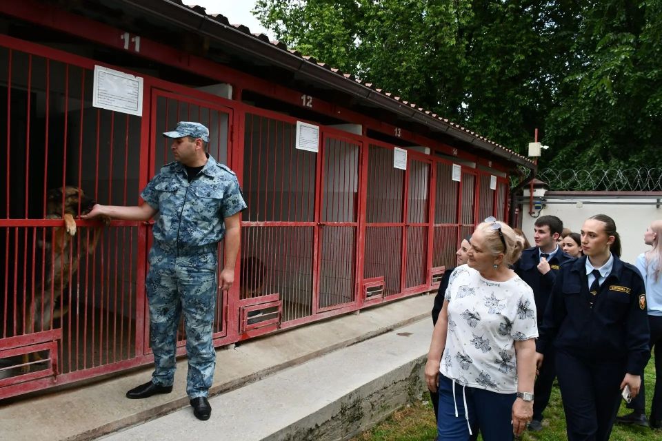 Студенты Кабардино-Балкарии познакомились с работой кинологической службы МВД республики Студенты Кабардино-Балкарии познакомились с работой кинологической службы МВД республики