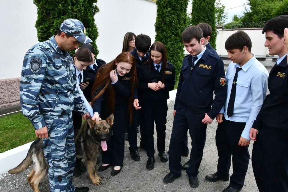 Студенты Кабардино-Балкарии познакомились с работой кинологической службы МВД республики Студенты Кабардино-Балкарии познакомились с работой кинологической службы МВД республики