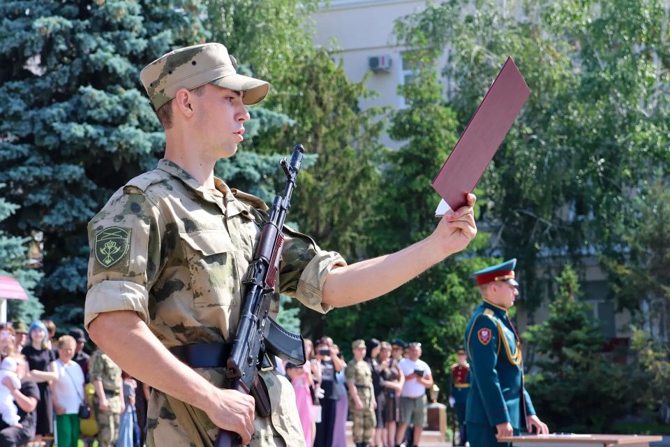 «…Клянусь достойно исполнять воинский долг, мужественно защищать свободу, независимость и конституционный строй России, народ и Отечество» «…Клянусь достойно исполнять воинский долг, мужественно защищать свободу, независимость и конституционный строй России, народ и Отечество»