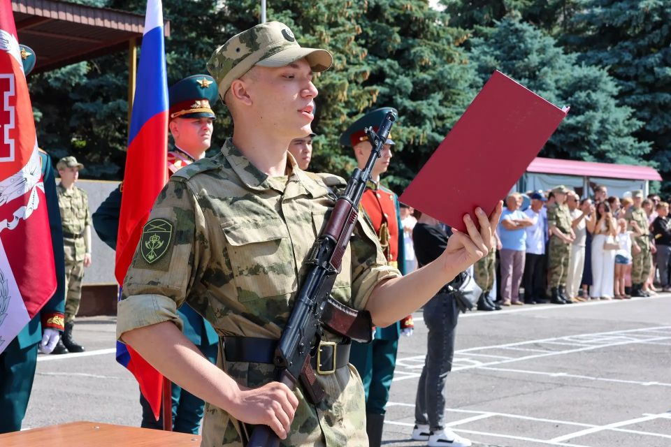 «…Клянусь достойно исполнять воинский долг, мужественно защищать свободу, независимость и конституционный строй России, народ и Отечество» «…Клянусь достойно исполнять воинский долг, мужественно защищать свободу, независимость и конституционный строй России, народ и Отечество»