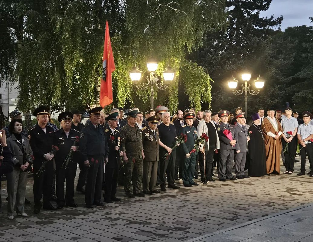 В Нальчике зажгли Свечи памяти В Нальчике зажгли Свечи памяти
