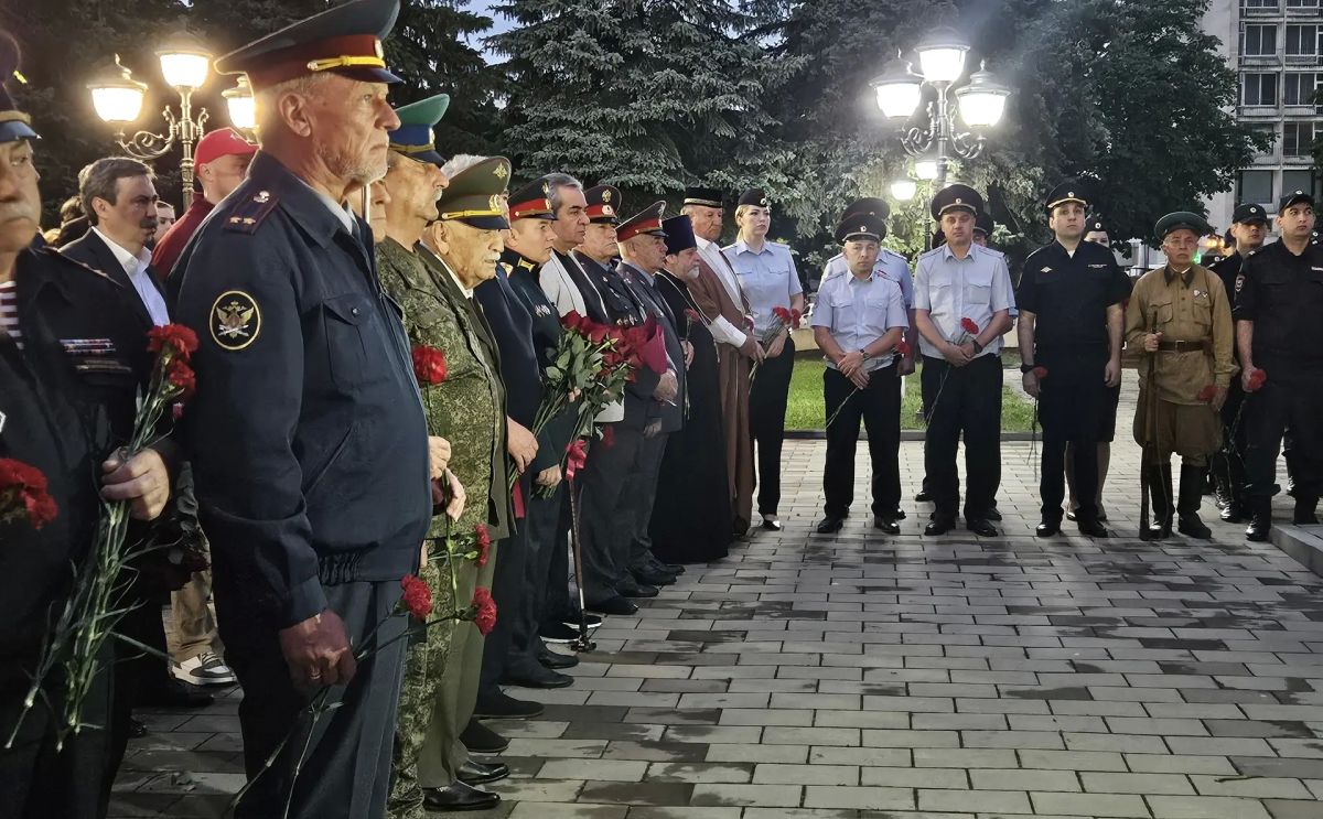 В Нальчике зажгли Свечи памяти В Нальчике зажгли Свечи памяти
