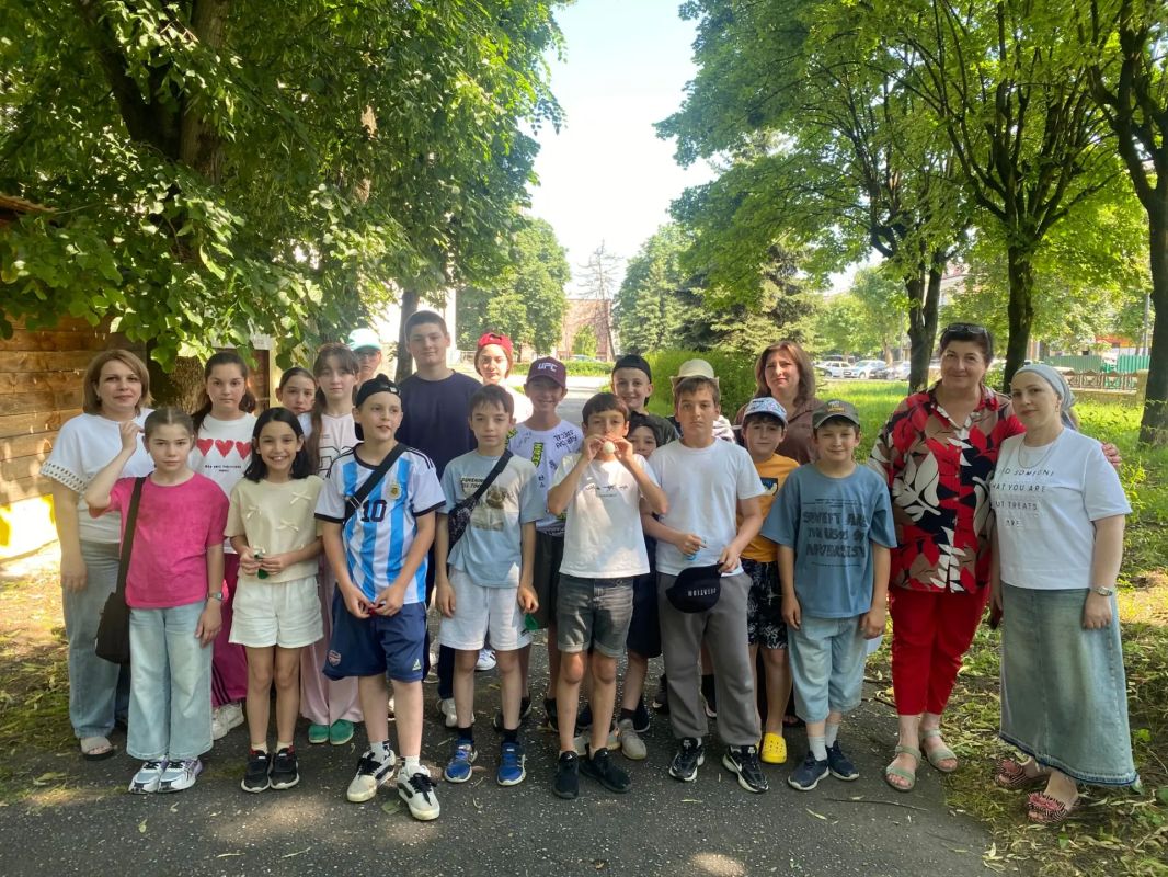 В рамках плана мероприятий для детей, отдыхающих в летних лагерях, сотрудники читального зала организовали спортивно- интеллектуальное мероприятие «Спорт! Книга! Игра! Ура!», посвященное Международному дню Олимпийских игр В рамках плана мероприятий для детей, отдыхающих в летних лагерях, сотрудники читального зала организовали спортивно- интеллектуальное мероприятие «Спорт! Книга! Игра! Ура!», посвященное Международному дню Олимпийских игр