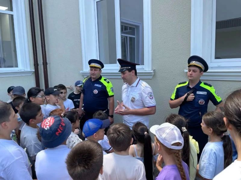 Автоинспекторы Кабардино-Балкарии провели комплексное занятие для детей, отдыхающих в летнем лагере Автоинспекторы Кабардино-Балкарии провели комплексное занятие для детей, отдыхающих в летнем лагере