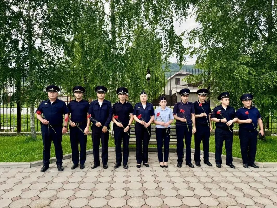 Полицейские Урванского и Черекского районов приняли участие в памятных мероприятиях Полицейские Урванского и Черекского районов приняли участие в памятных мероприятиях
