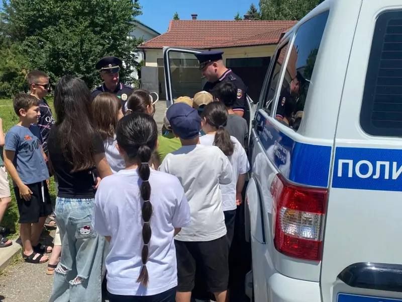 Полицейские Терского района провели профилактическое мероприятие с воспитанниками детской академии творчества «Солнечный город» Полицейские Терского района провели профилактическое мероприятие с воспитанниками детской академии творчества «Солнечный город»