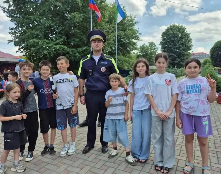 В Кабардино-Балкарии сотрудники Госавтоинспекции и общественники проводят уроки безопасности для воспитанников пришкольных лагерей