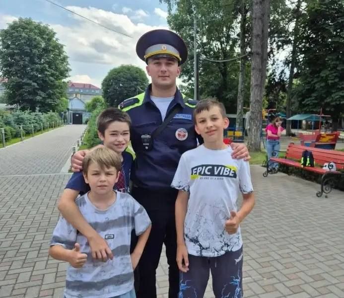 В Кабардино-Балкарии сотрудники Госавтоинспекции и общественники проводят уроки безопасности для воспитанников пришкольных лагерей В Кабардино-Балкарии сотрудники Госавтоинспекции и общественники проводят уроки безопасности для воспитанников пришкольных лагерей