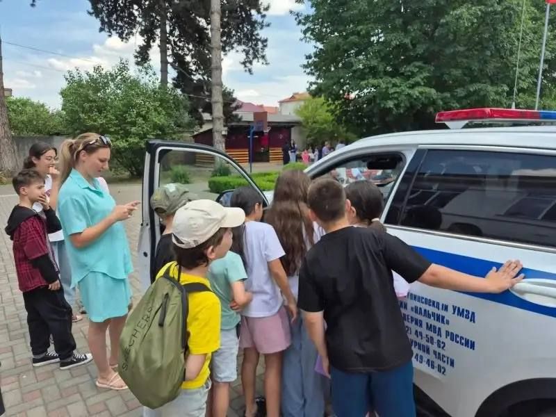 В Кабардино-Балкарии сотрудники Госавтоинспекции и общественники проводят уроки безопасности для воспитанников пришкольных лагерей В Кабардино-Балкарии сотрудники Госавтоинспекции и общественники проводят уроки безопасности для воспитанников пришкольных лагерей