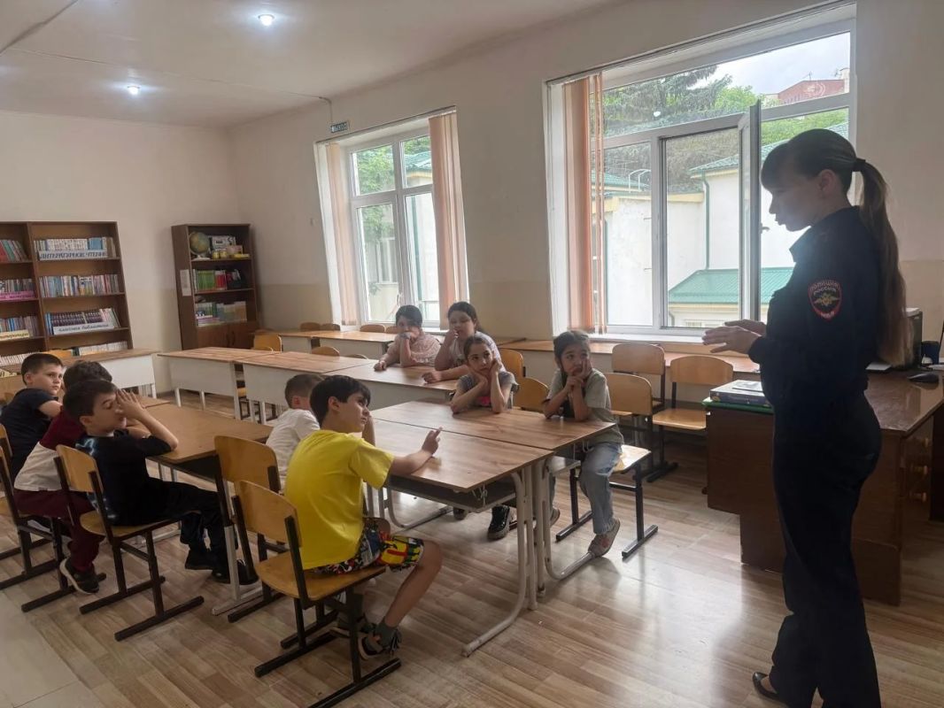 В «Прогимназии № 18» городского округа Нальчик состоялся цикл профилактических мероприятий, направленных на предупреждение детского травматизма на объектах железнодорожного транспорта В «Прогимназии № 18» городского округа Нальчик состоялся цикл профилактических мероприятий, направленных на предупреждение детского травматизма на объектах железнодорожного транспорта