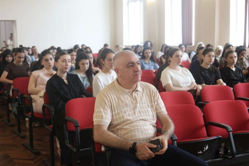 Полицейские Кабардино-Балкарии и общественники провели встречу со студентами по вопросам безопасности дорожного движения Полицейские Кабардино-Балкарии и общественники провели встречу со студентами по вопросам безопасности дорожного движения