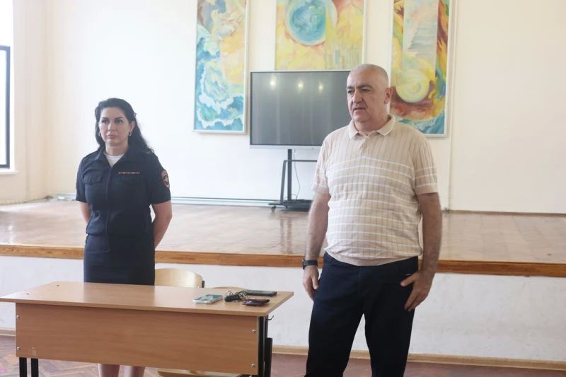 Полицейские Кабардино-Балкарии и общественники провели встречу со студентами по вопросам безопасности дорожного движения Полицейские Кабардино-Балкарии и общественники провели встречу со студентами по вопросам безопасности дорожного движения