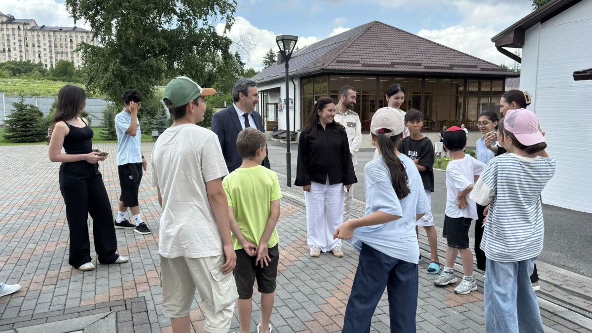 Анзор Езаов посетил профильную смену для одаренных детей в «Антаресе» Анзор Езаов посетил профильную смену для одаренных детей в «Антаресе»