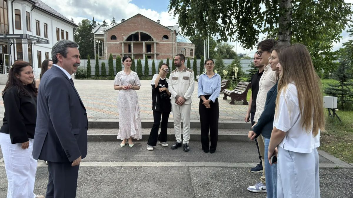 Анзор Езаов посетил профильную смену для одаренных детей в «Антаресе» Анзор Езаов посетил профильную смену для одаренных детей в «Антаресе»