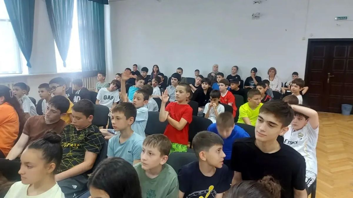 Полицейские Нальчика провели с отдыхающими в санаториях детьми профилактическое мероприятие Полицейские Нальчика провели с отдыхающими в санаториях детьми профилактическое мероприятие