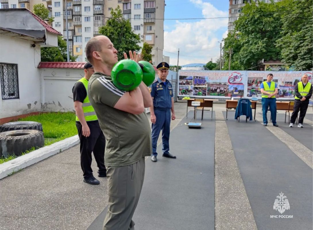 Среди сотрудников регионального МЧС России состоялось лично-командное первенство по гиревому спорту Среди сотрудников регионального МЧС России состоялось лично-командное первенство по гиревому спорту