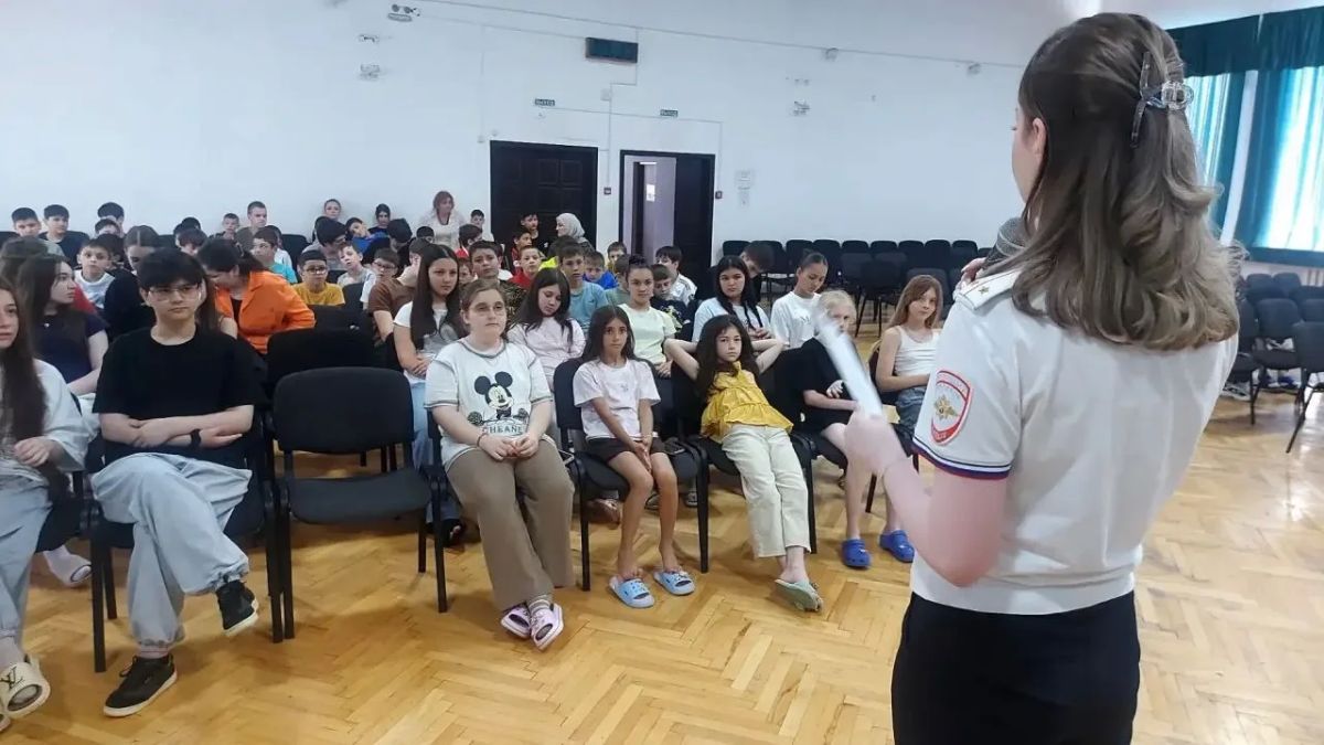 Полицейские Нальчика провели с отдыхающими в санаториях детьми профилактическое мероприятие Полицейские Нальчика провели с отдыхающими в санаториях детьми профилактическое мероприятие