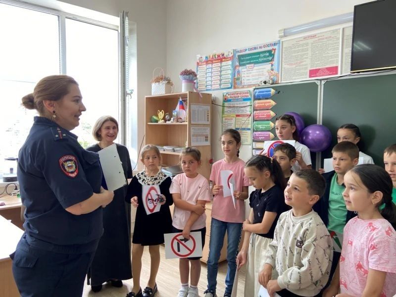Полицейские Кабардино-Балкарии обучают детей ПДД в формате конкурсов и викторин Полицейские Кабардино-Балкарии обучают детей ПДД в формате конкурсов и викторин