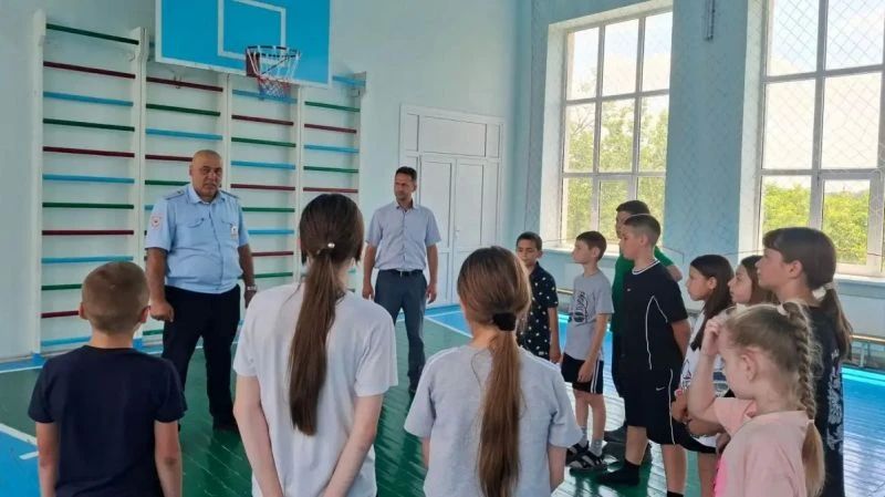 ПОЛИЦЕЙСКИЕ ПРОХЛАДНЕНСКОГО РАЙОНА НАПОМНИЛИ ДЕТЯМ О ПРАВИЛАХ ПОВЕДЕНИЯ НА КАНИКУЛАХ ПОЛИЦЕЙСКИЕ ПРОХЛАДНЕНСКОГО РАЙОНА НАПОМНИЛИ ДЕТЯМ О ПРАВИЛАХ ПОВЕДЕНИЯ НА КАНИКУЛАХ