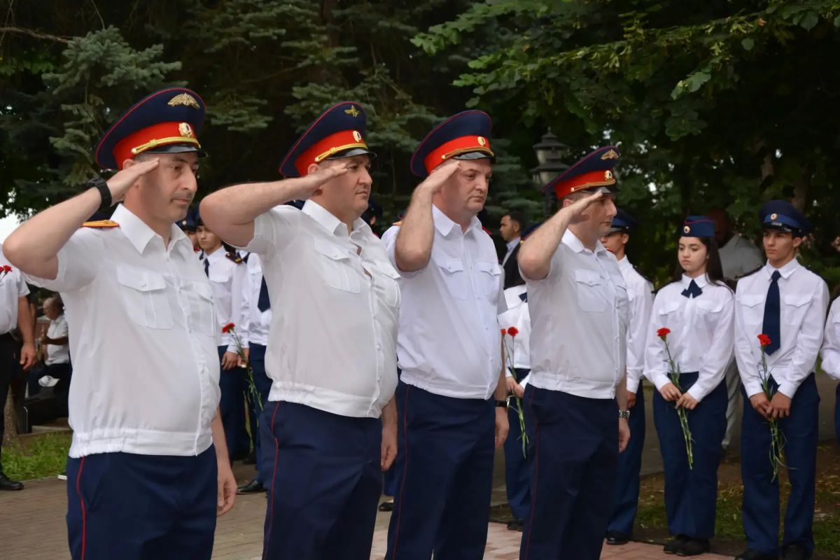 В Нальчике открыт памятник сотрудникам Следственного комитета России, погибшим при исполнении служебного долга В Нальчике открыт памятник сотрудникам Следственного комитета России, погибшим при исполнении служебного долга