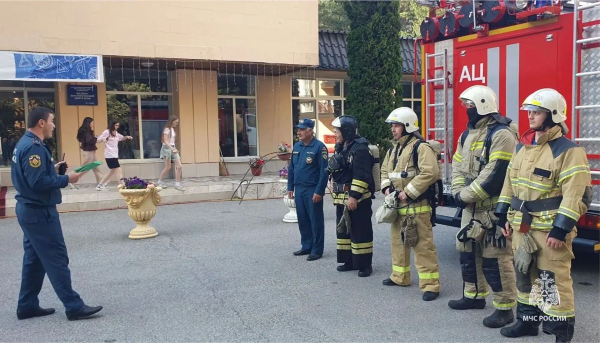 В Эльбрусском учебно-научном комплексе КБГУ им. Х.М. Бербекова прошли тренировки огнеборцев МЧС России