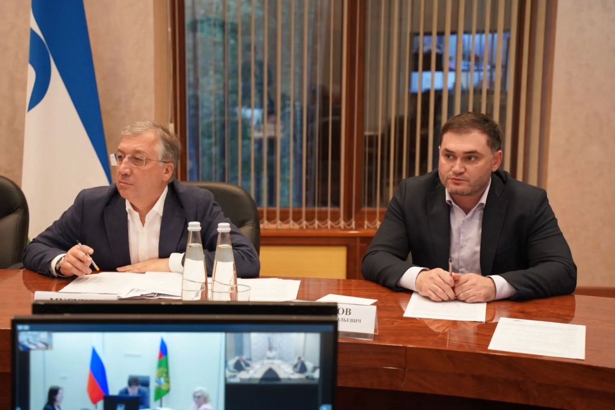 Глава КБР Казбек Коков совместно с заместителем Министра экономического развития РФ Сергеем Назаровым провёл выездное заседание рабочей группы по развитию всесезонного туристско-рекреационного комплекса «Эльбрус» при... Глава КБР Казбек Коков совместно с заместителем Министра экономического развития РФ Сергеем Назаровым провёл выездное заседание рабочей группы по развитию всесезонного туристско-рекреационного комплекса «Эльбрус» при...