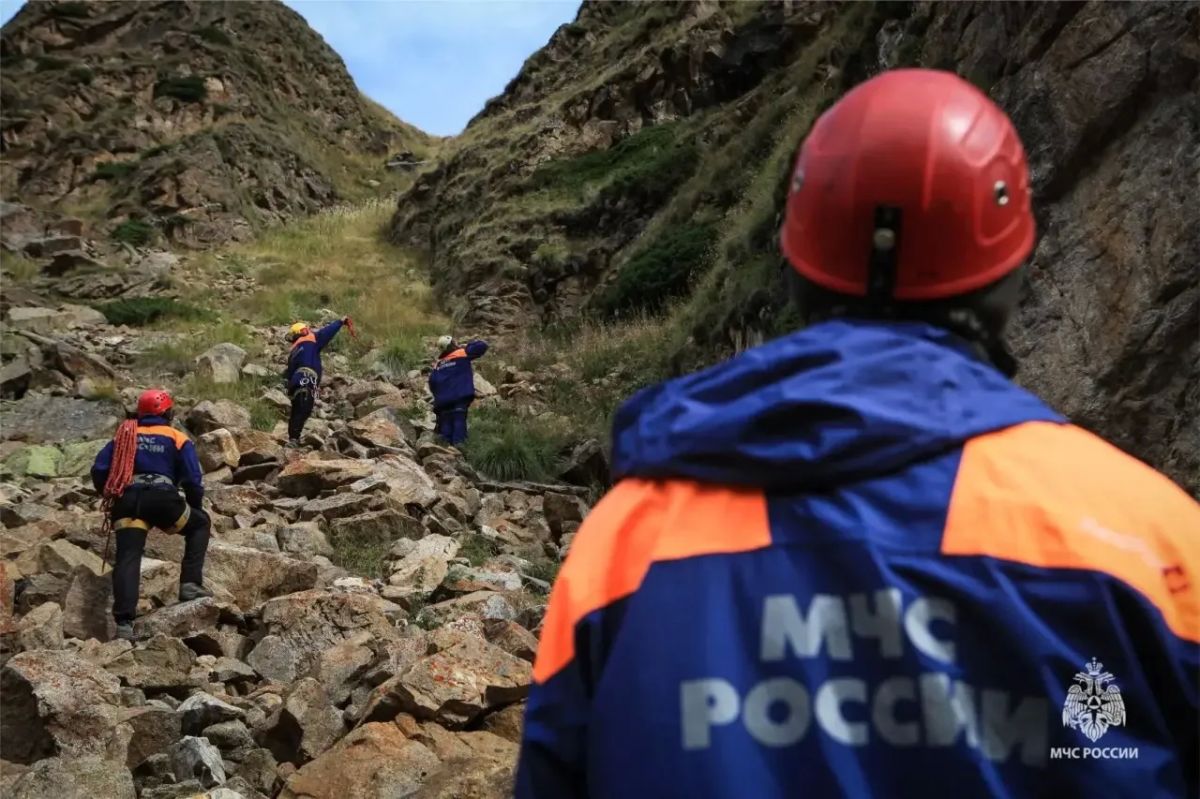 Туристка погибла после падения с обрыва в урочище Джилы-Су, сообщает региональное МЧС