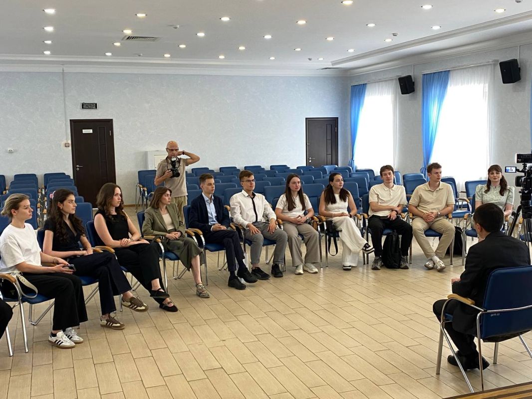 Министр цифрового развития, связи и массовых коммуникаций КБР Аскер Бозиев встретился с участниками IV Летней школы OECONOMICUS 2026 Экономического клуба МГИМО МИД России Министр цифрового развития, связи и массовых коммуникаций КБР Аскер Бозиев встретился с участниками IV Летней школы OECONOMICUS 2026 Экономического клуба МГИМО МИД России