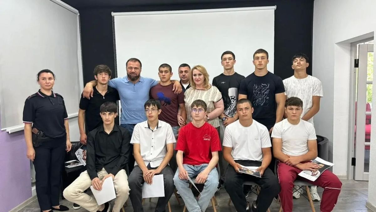 В ЛЕСКЕНСКОМ РАЙОНЕ ПОЛИЦЕЙСКИЕ И ИМЕНИТЫЙ СПОРТСМЕН ОБСУДИЛИ С МОЛОДЕЖЬЮ ВОПРОСЫ БЕЗОПАСНОСТИ И ЗДОРОВОГО ОБРАЗА ЖИЗНИ