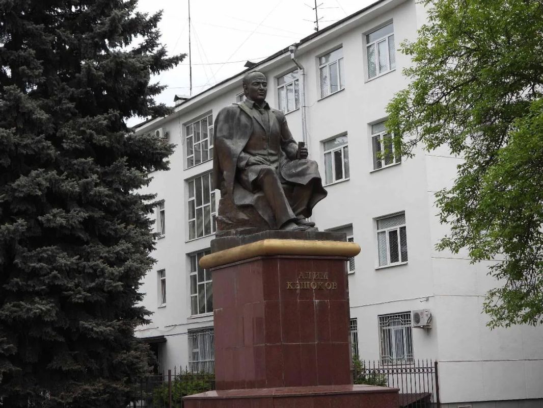 Министерство культуры Кабардино-Балкарской Республики информирует, что 22 июля в 10.00 часов у памятника Народного поэта Кабардино-Балкарии Алима Пшемаховича Кешокова в г. Нальчике состоится церемония возложения цветов в...