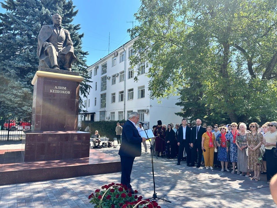 В Нальчике почтили память Алима Кешокова В Нальчике почтили память Алима Кешокова