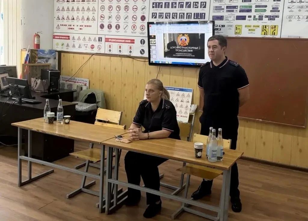 С целью повышения уровня подготовки будущих водителей и формирования у них ответственного отношения к безопасности на дороге сотрудники Госавтоинспекции и регистрационно-экзаменационного отделения УМВД России «Нальчик»... С целью повышения уровня подготовки будущих водителей и формирования у них ответственного отношения к безопасности на дороге сотрудники Госавтоинспекции и регистрационно-экзаменационного отделения УМВД России «Нальчик»...