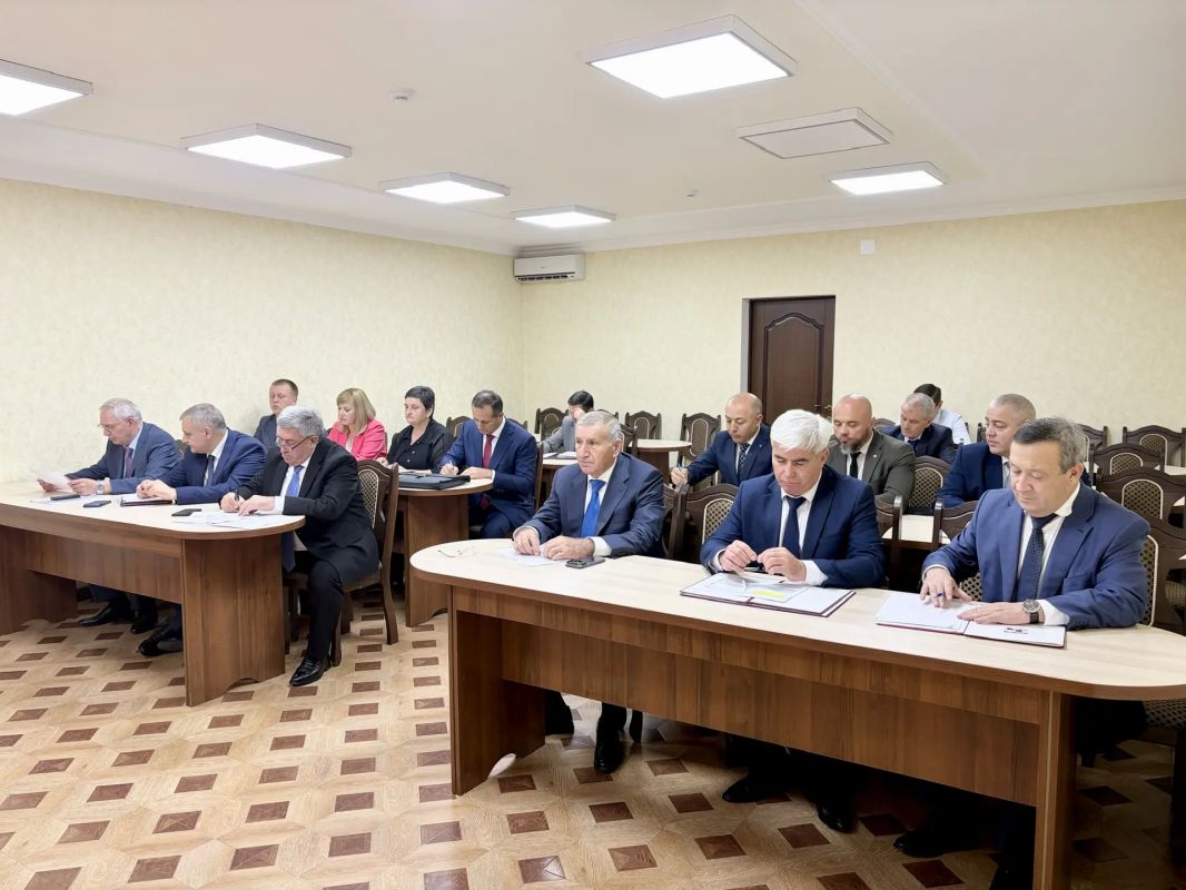 Казбек Коков: Здесь же, в Залукокоаже, отдельно встретился с главами администраций районов и городских округов Казбек Коков: Здесь же, в Залукокоаже, отдельно встретился с главами администраций районов и городских округов