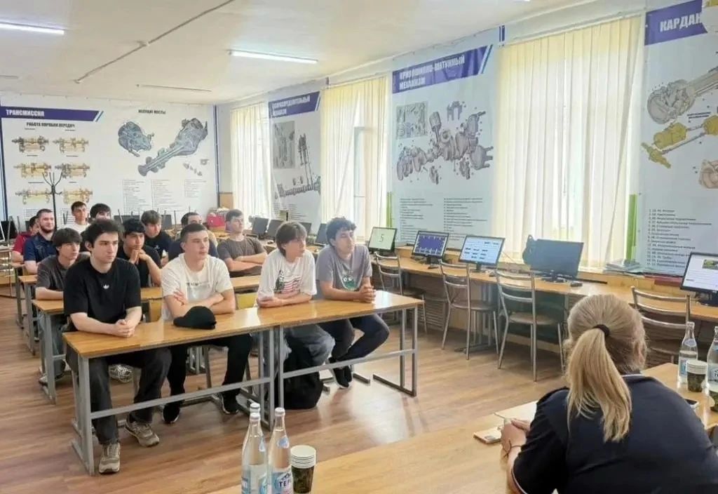 С целью повышения уровня подготовки будущих водителей и формирования у них ответственного отношения к безопасности на дороге сотрудники Госавтоинспекции и регистрационно-экзаменационного отделения УМВД России «Нальчик»... С целью повышения уровня подготовки будущих водителей и формирования у них ответственного отношения к безопасности на дороге сотрудники Госавтоинспекции и регистрационно-экзаменационного отделения УМВД России «Нальчик»...