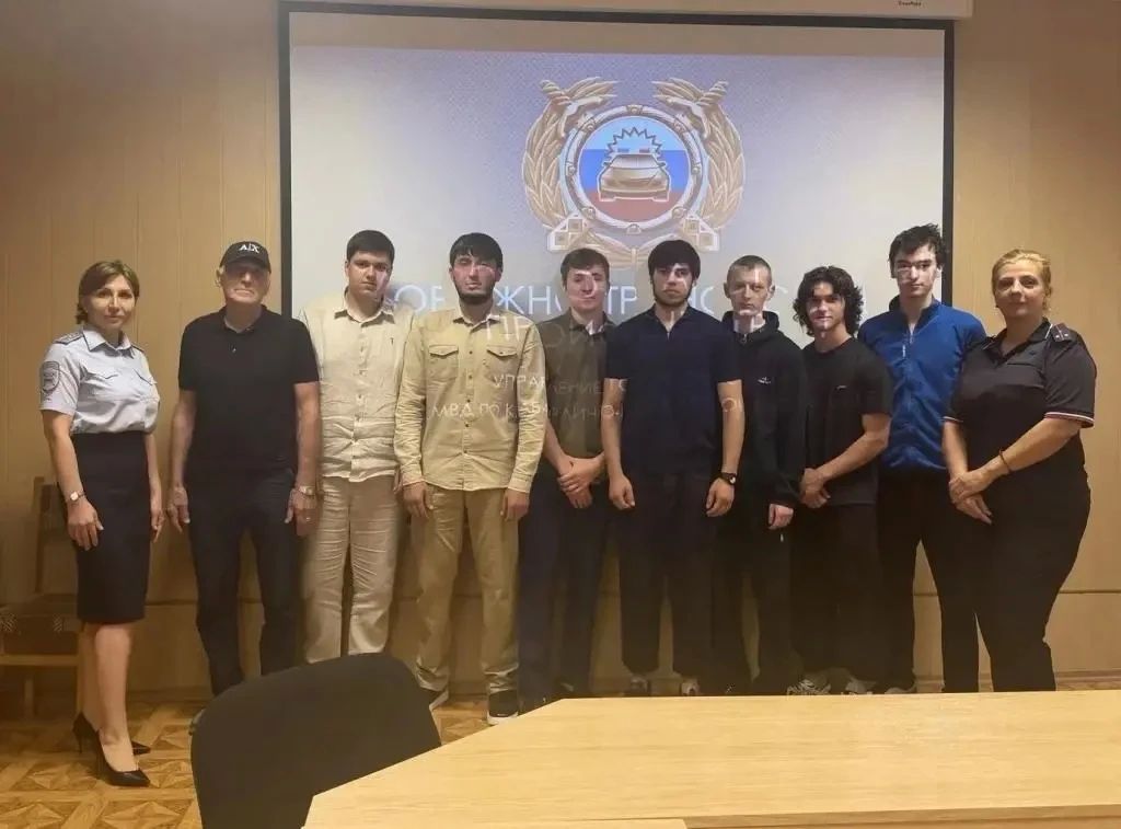 С целью повышения уровня подготовки будущих водителей и формирования у них ответственного отношения к безопасности на дороге сотрудники Госавтоинспекции и регистрационно-экзаменационного отделения УМВД России «Нальчик»... С целью повышения уровня подготовки будущих водителей и формирования у них ответственного отношения к безопасности на дороге сотрудники Госавтоинспекции и регистрационно-экзаменационного отделения УМВД России «Нальчик»...