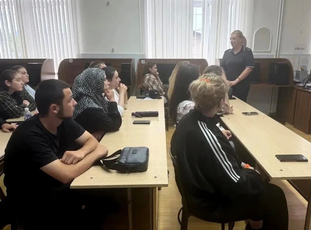 С целью повышения уровня подготовки будущих водителей и формирования у них ответственного отношения к безопасности на дороге сотрудники Госавтоинспекции и регистрационно-экзаменационного отделения УМВД России «Нальчик»... С целью повышения уровня подготовки будущих водителей и формирования у них ответственного отношения к безопасности на дороге сотрудники Госавтоинспекции и регистрационно-экзаменационного отделения УМВД России «Нальчик»...