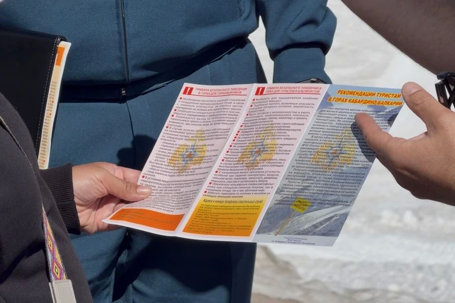 Дисциплина на высоте - сотрудники полиции и МЧС Кабардино-Балкарии напомнили туристам о правилах безопасности Дисциплина на высоте - сотрудники полиции и МЧС Кабардино-Балкарии напомнили туристам о правилах безопасности